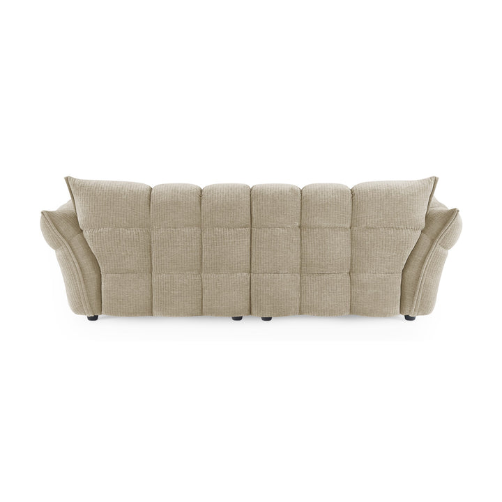 Marigold sofa i beige sett bakfra, med rutet quiltet rygg og mørke ben.