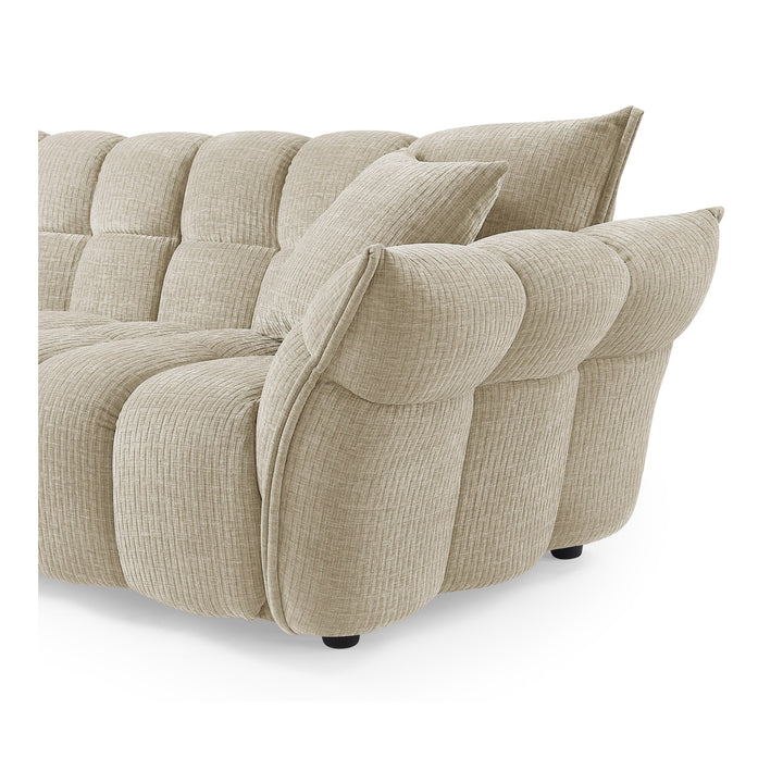 Marigold sofa i beige kordfløyel, sidevisning med myke pløsede ryggputer