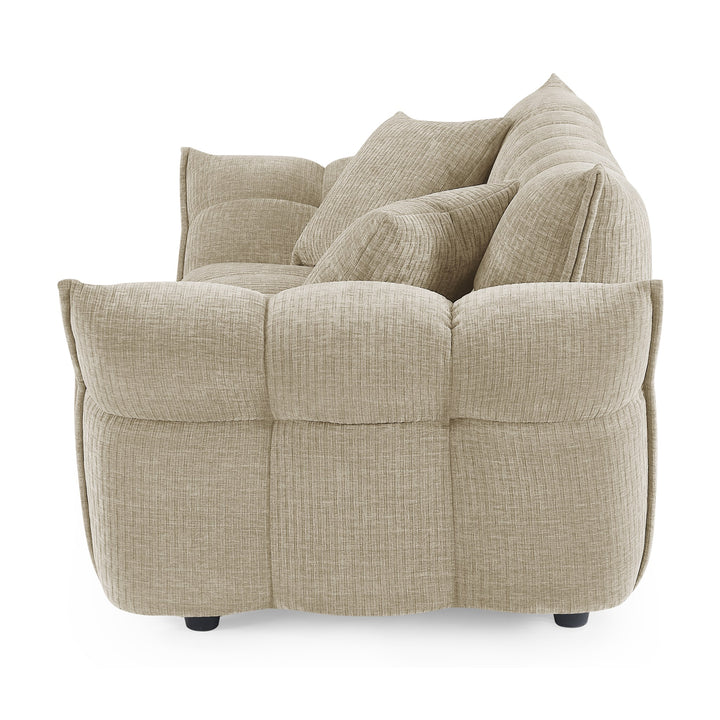 Marigold sofa i beige kordfløyel, lang firseter i lyst stuemiljø med veggbilder