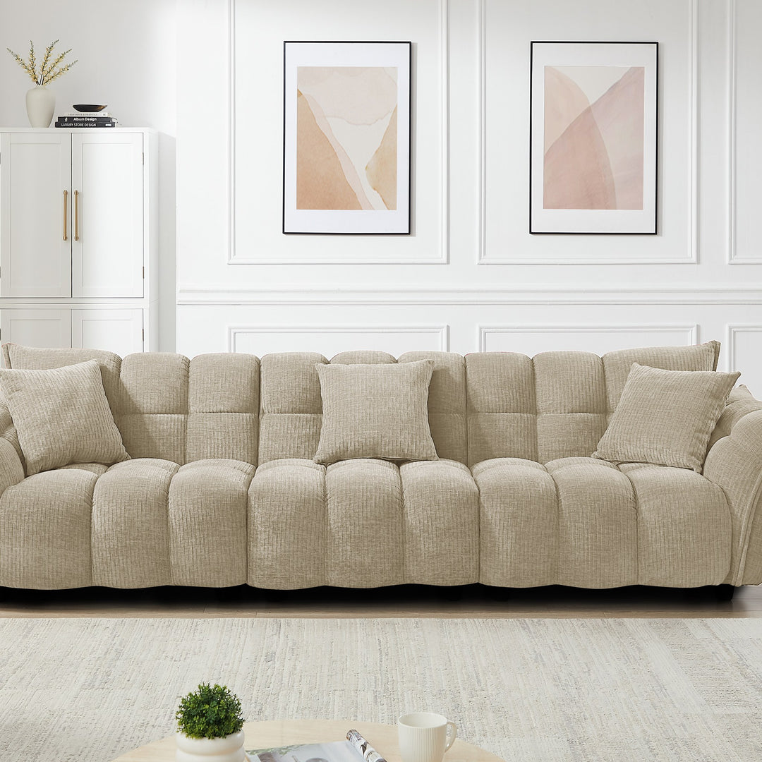 Marigold sofa i beige kordfløyel, bred modell i stue med hvitt skap og abstrakte bilder