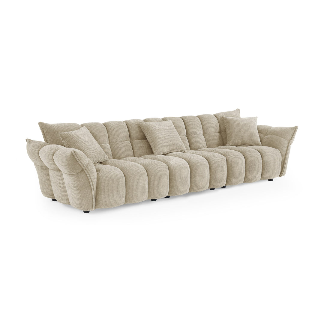 Marigold sofa i beige kordfløyel, skråvisning av lang firseter med løse puter