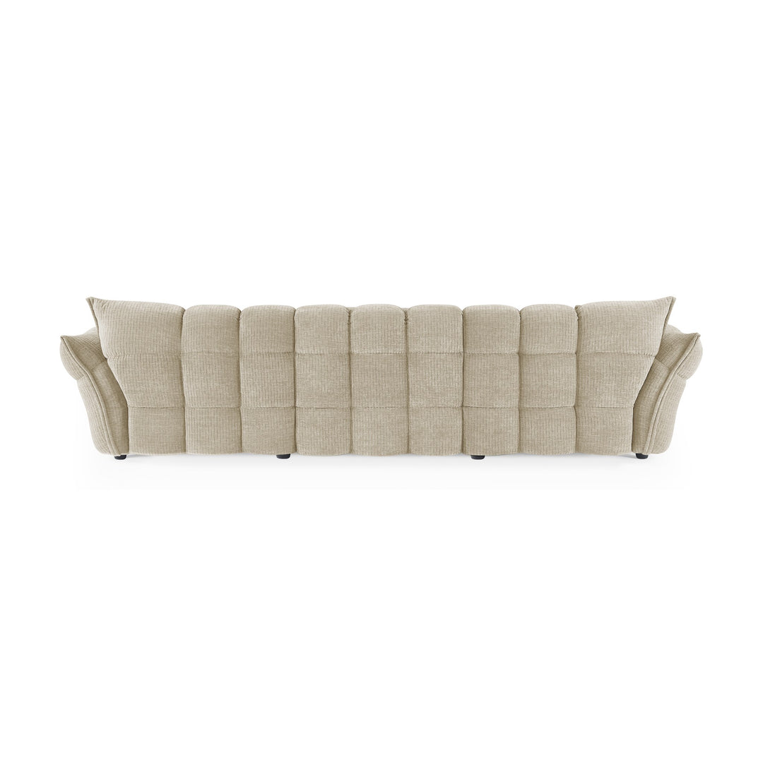Marigold sofa i beige sett bakfra, med rutet quiltet rygg og mørke ben.