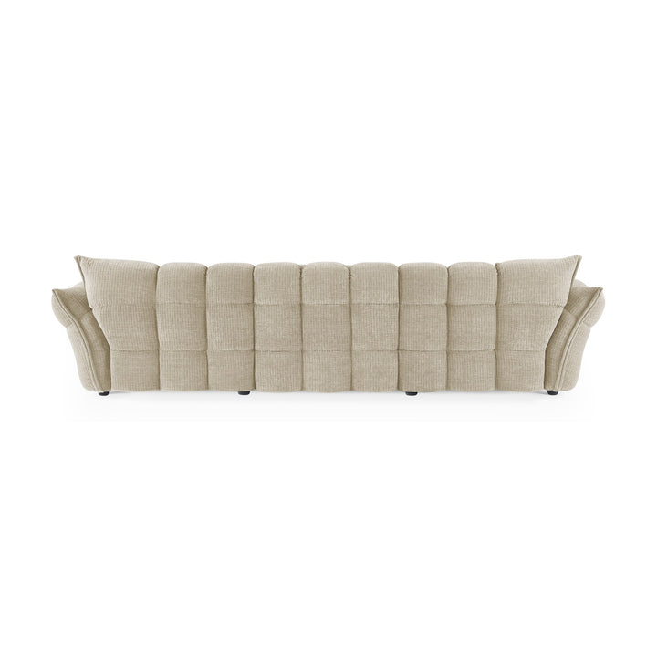 Marigold sofa i beige sett bakfra, med rutet quiltet rygg og mørke ben.