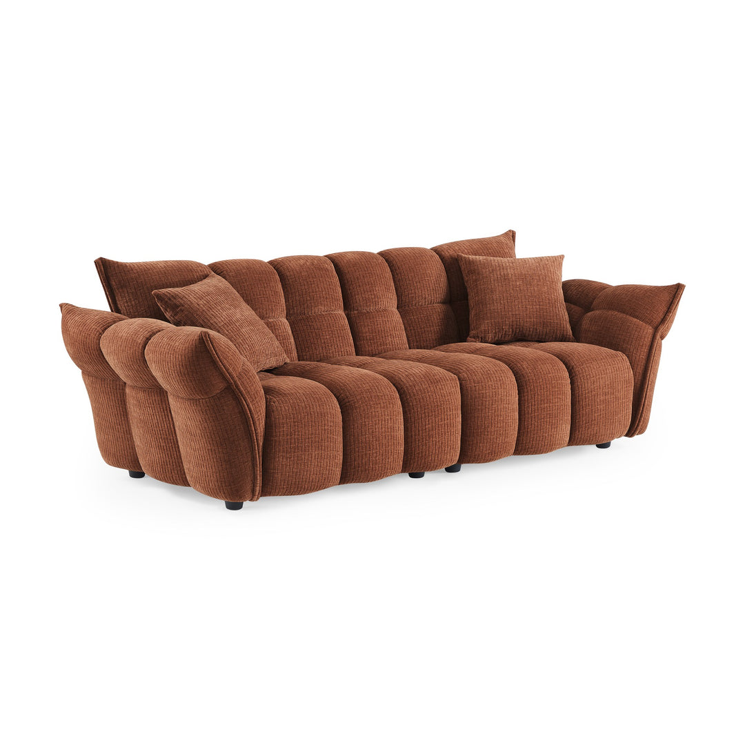 Marigold sofa i terrakotta kordfløyel, skråvisning av pløset treseter med løse puter