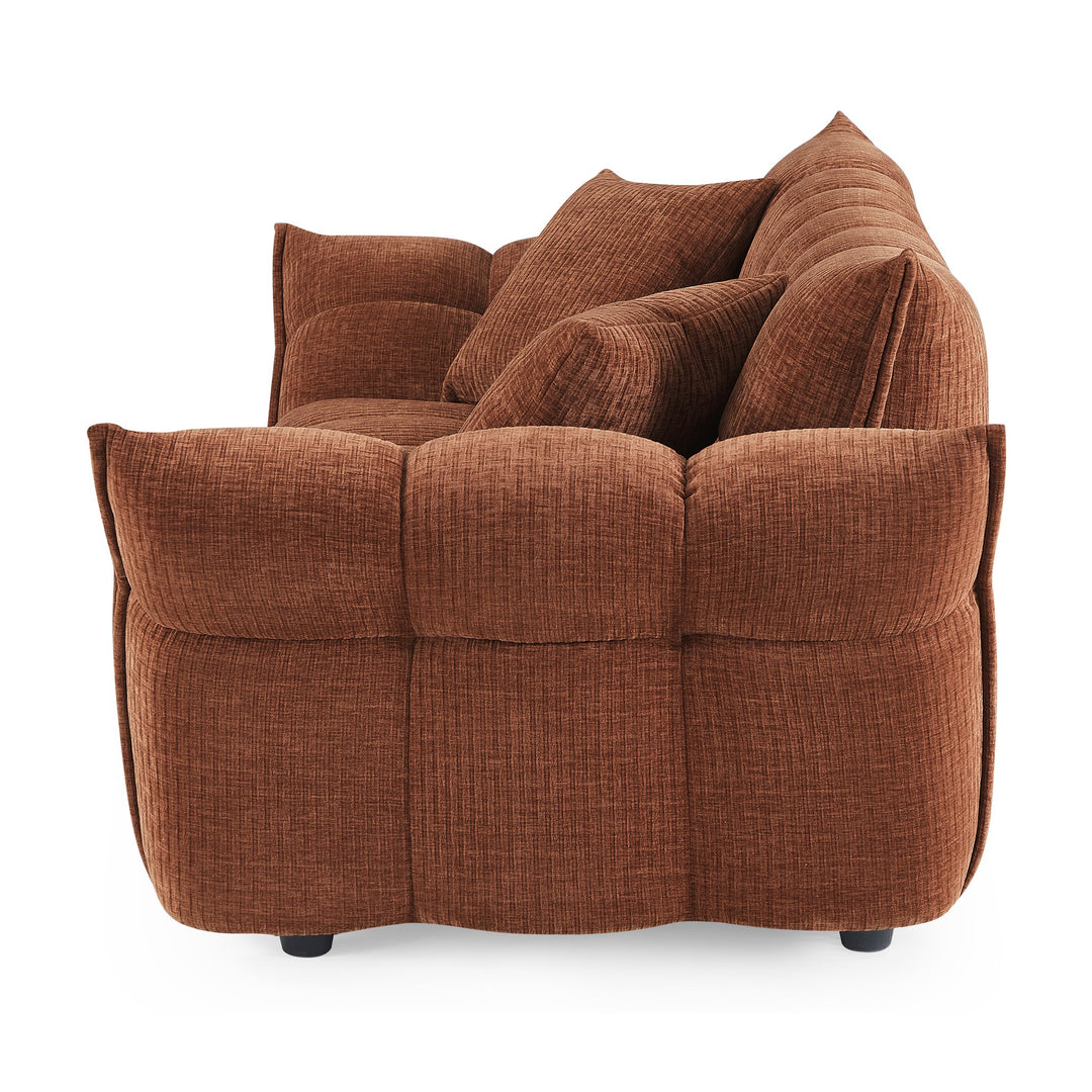 Marigold sofa i terrakotta kordfløyel, sidevisning av pløset rygg og rullet armlene