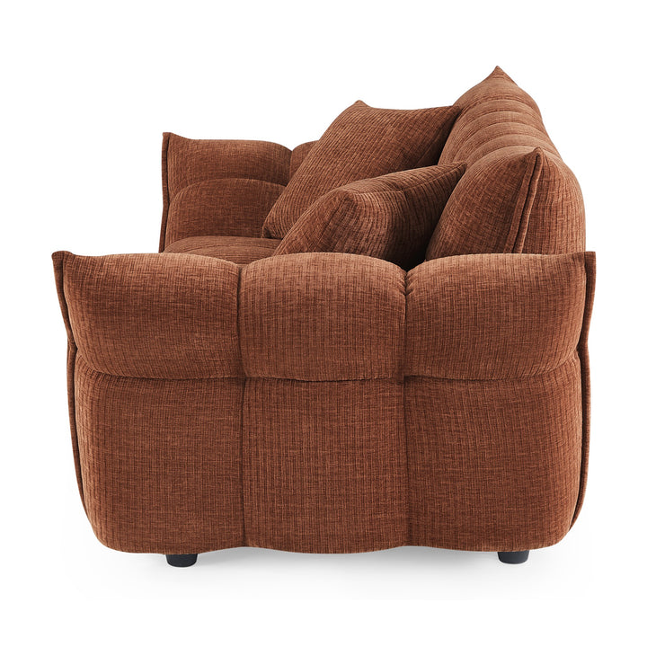 Marigold sofa i terrakotta kordfløyel, sidevisning av pløset rygg og rullet armlene