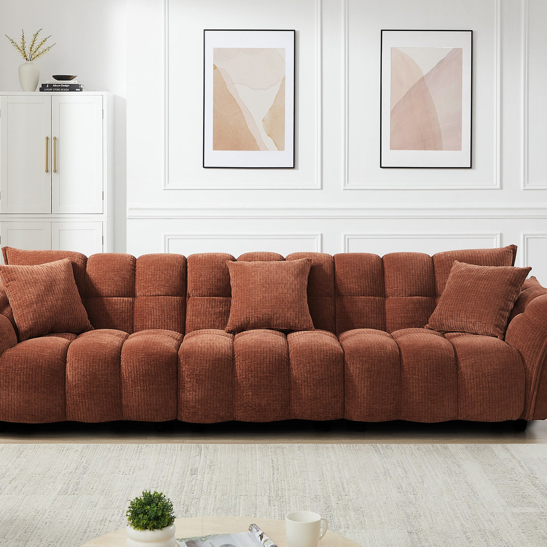 Marigold sofa i terrakotta kordfløyel, bred modell i stue med hvitt skap og bilder
