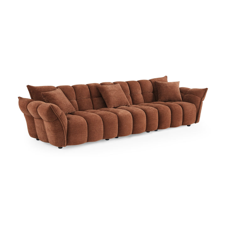 Marigold sofa i terrakotta kordfløyel, skråvisning av lang firseter med løse puter
