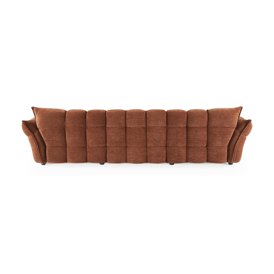 Marigold sofa i rustrødt sett bakfra, med rutet quiltet rygg og mørke ben.