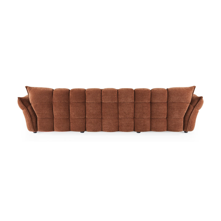 Marigold sofa i rustrødt sett bakfra, med rutet quiltet rygg og mørke ben.
