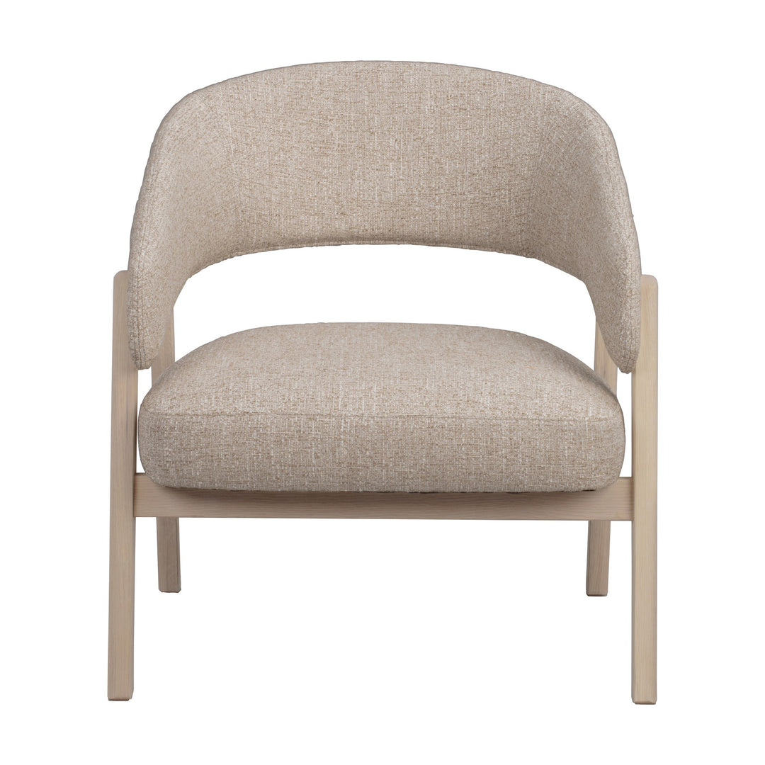 Rowico Barnaby loungestol i beige melert stoff med lys eikeramme, sett rett forfra mot hvit bakgrunn