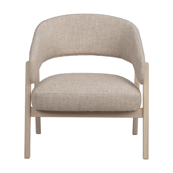 Rowico Barnaby loungestol i beige melert stoff med lys eikeramme, sett rett forfra mot hvit bakgrunn