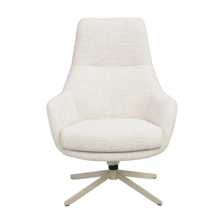 Rowico Conroe loungestol i kremhvitt stoff med dreibar beige stjernefot, sett rett forfra