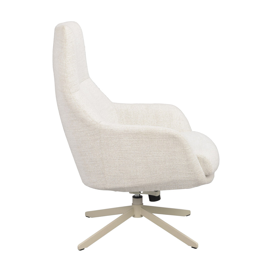 Rowico Conroe loungestol i kremhvitt stoff med dreibar beige fot, sett fra siden mot hvit bakgrunn
