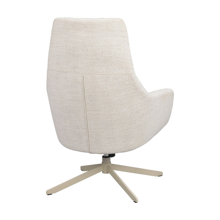 Rowico Conroe loungestol i kremhvitt stoff med dreibar beige fot, sett bakfra mot hvit bakgrunn
