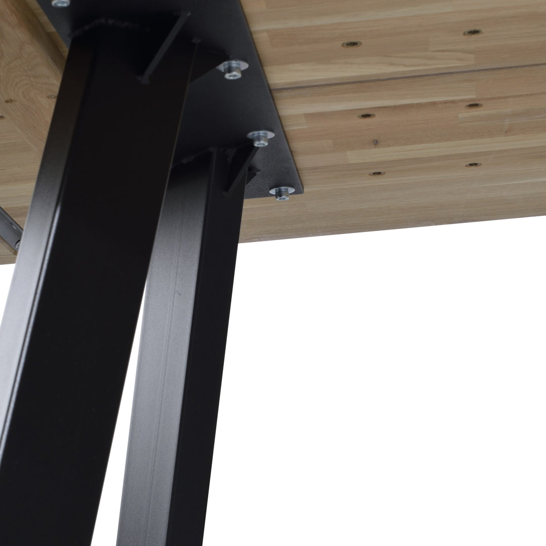 Rowico Fred spisebord i hvitpigmentert eik, detalj av sorte metallben under bordplaten