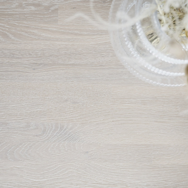 Rowico Fred spisebord, nærbilde av hvitpigmentert eikeplate med glassfat og tørkede blomster