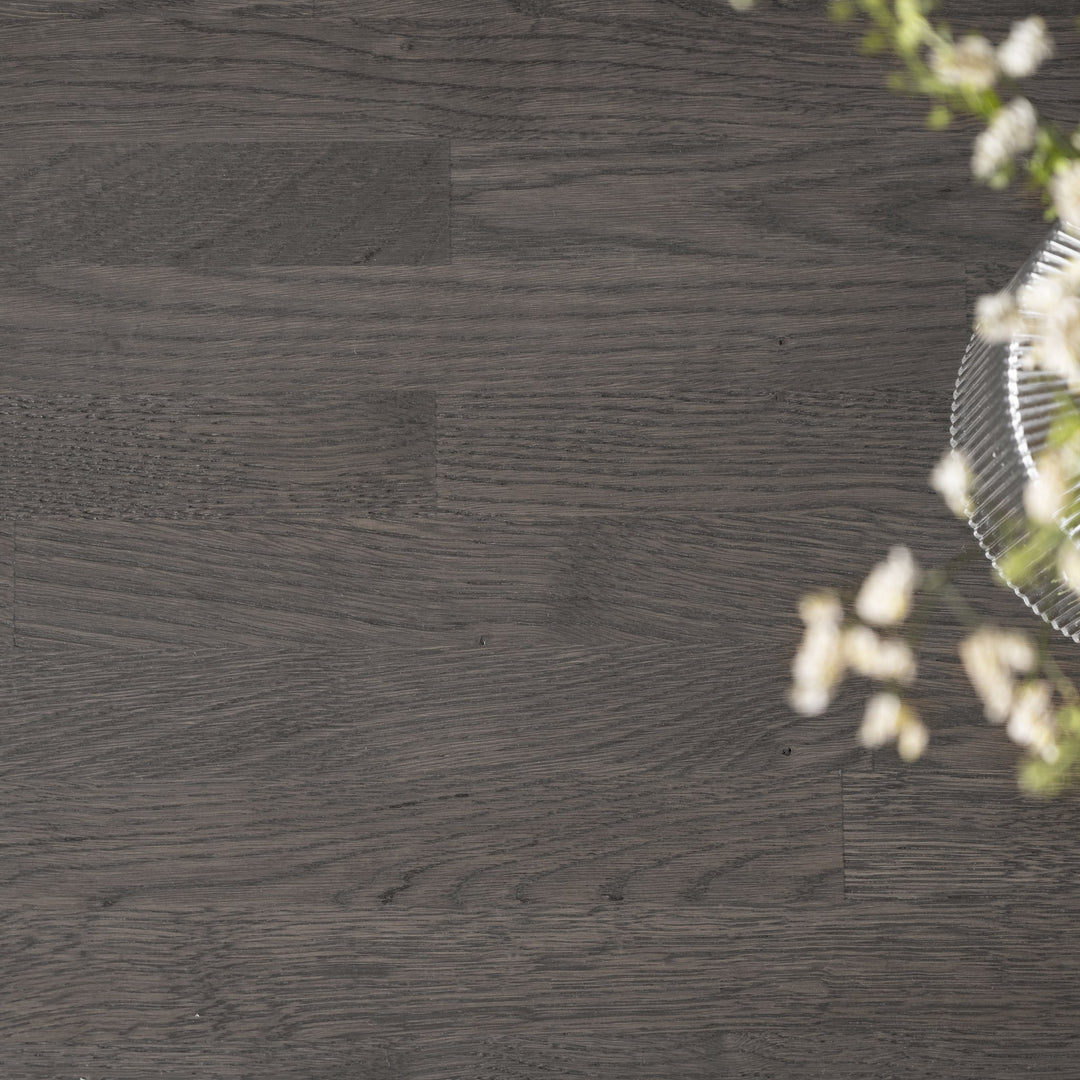 Rowico Fred spisebord, nærbilde av mørk bruneik plate med glassfat og tørkede blomster