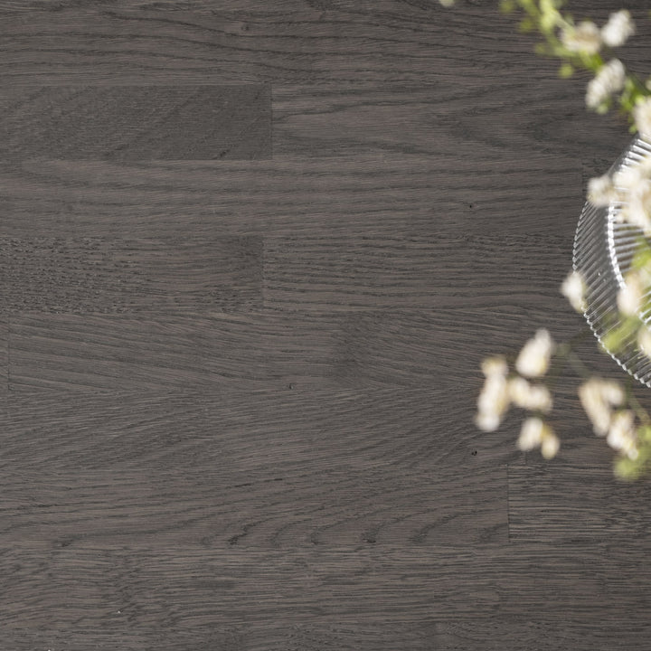 Rowico Fred spisebord, nærbilde av mørk bruneik plate med glassfat og tørkede blomster