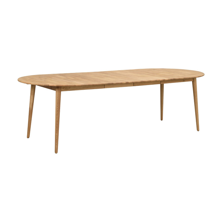 Rowico Tyler ovalt spisebord i lys eik med koniske ben, sett skrått mot hvit bakgrunn