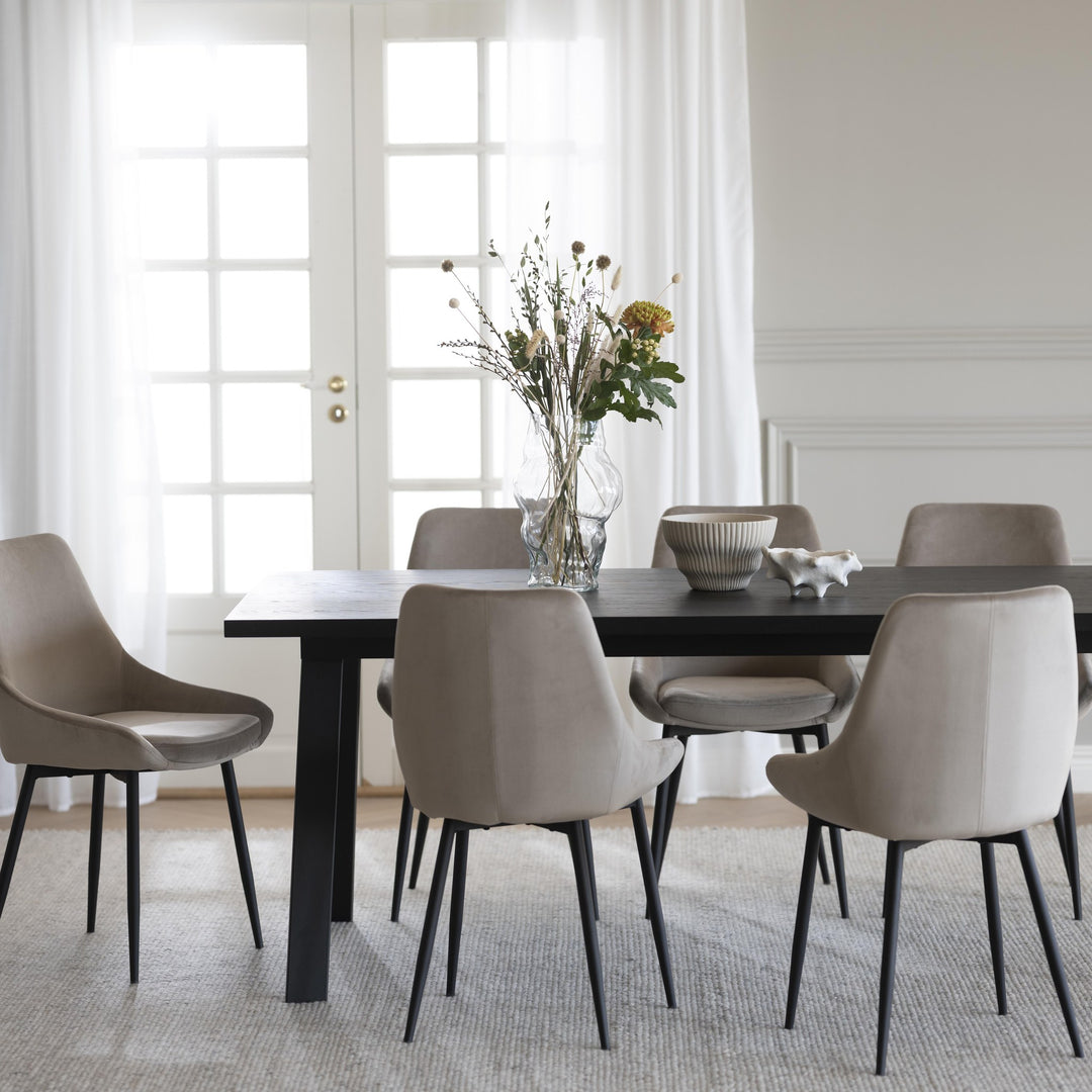 Rowico Winnipeg spisebord i sort eik med beige velursstoler i lyst spiserom