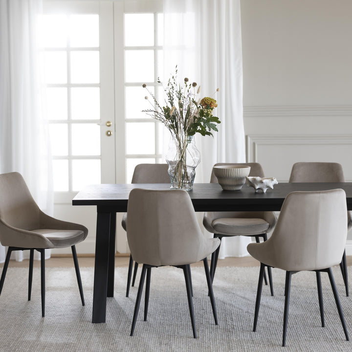 Rowico Winnipeg spisebord i sort eik med beige velursstoler i lyst spiserom