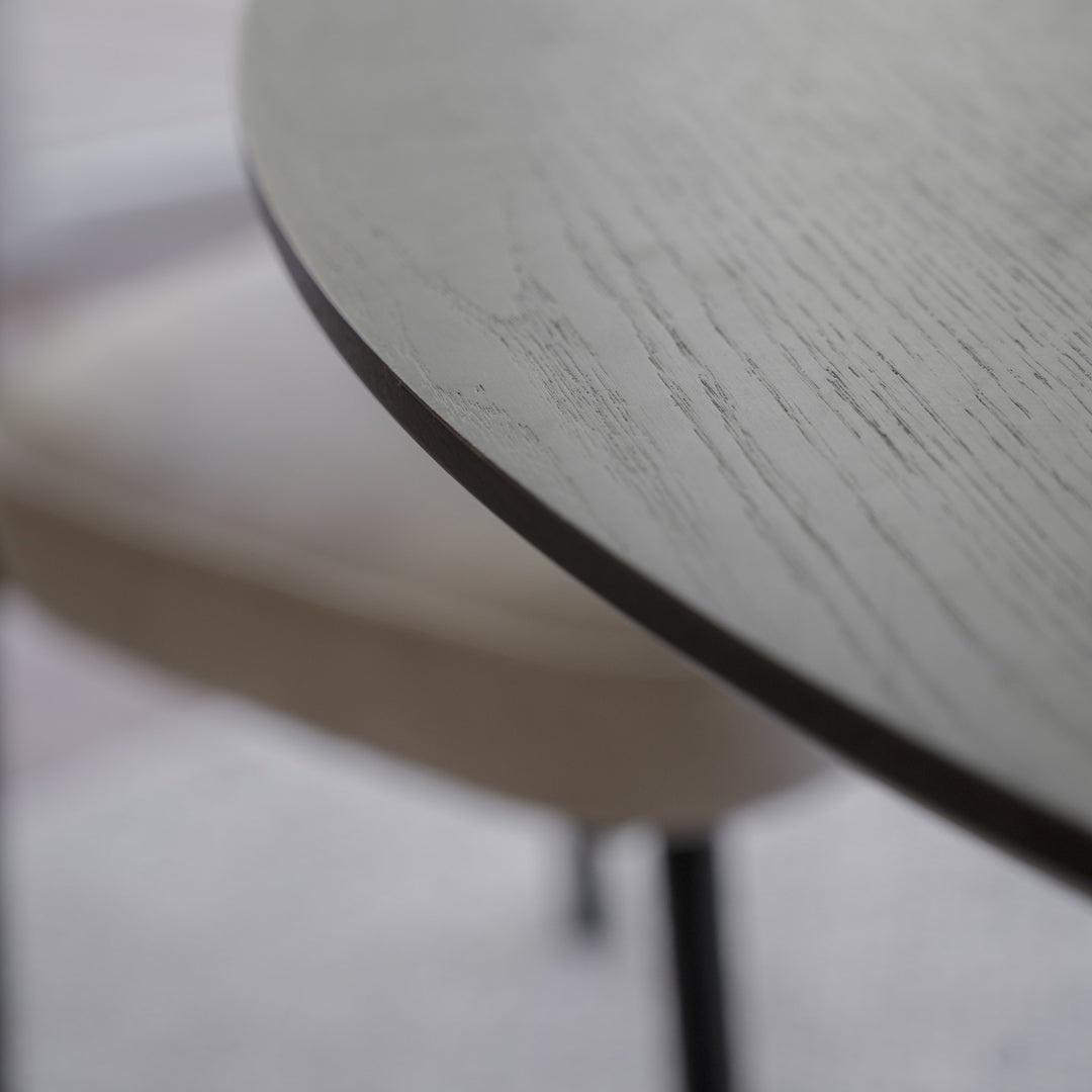Rowico Calverton spisebord, nærbilde av rund bordplate i eik med tydelig åretegning.