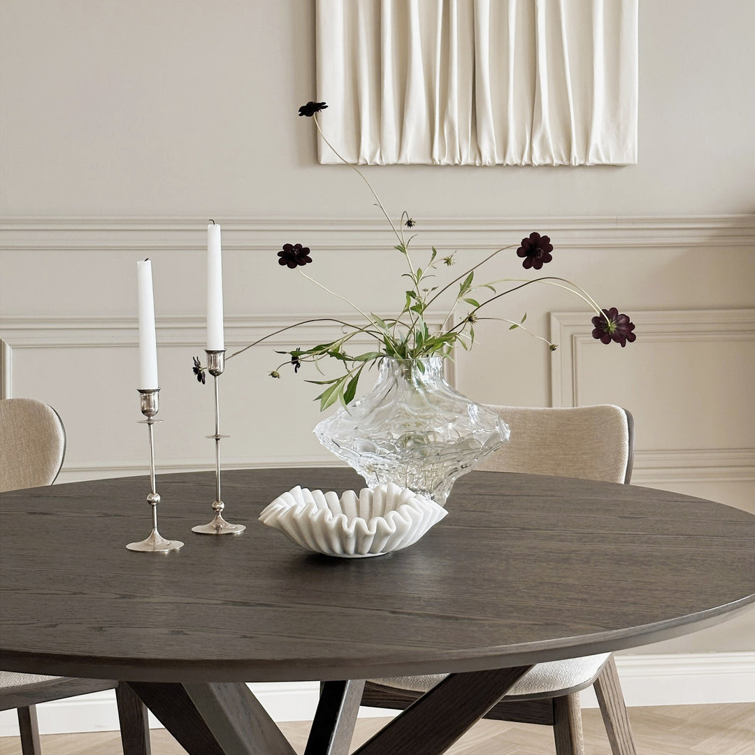 Rowico Calverton spisebord i mørk eik med lysestaker, glassvase og blomster i panelt spisestue.