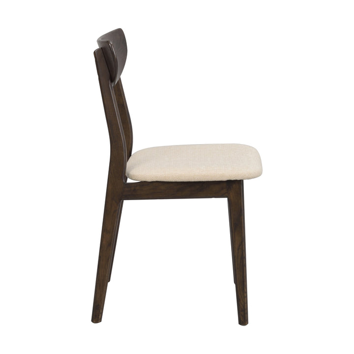 Rowico Rodham spisestol i brun eik med beige stoppet sete, sett fra siden