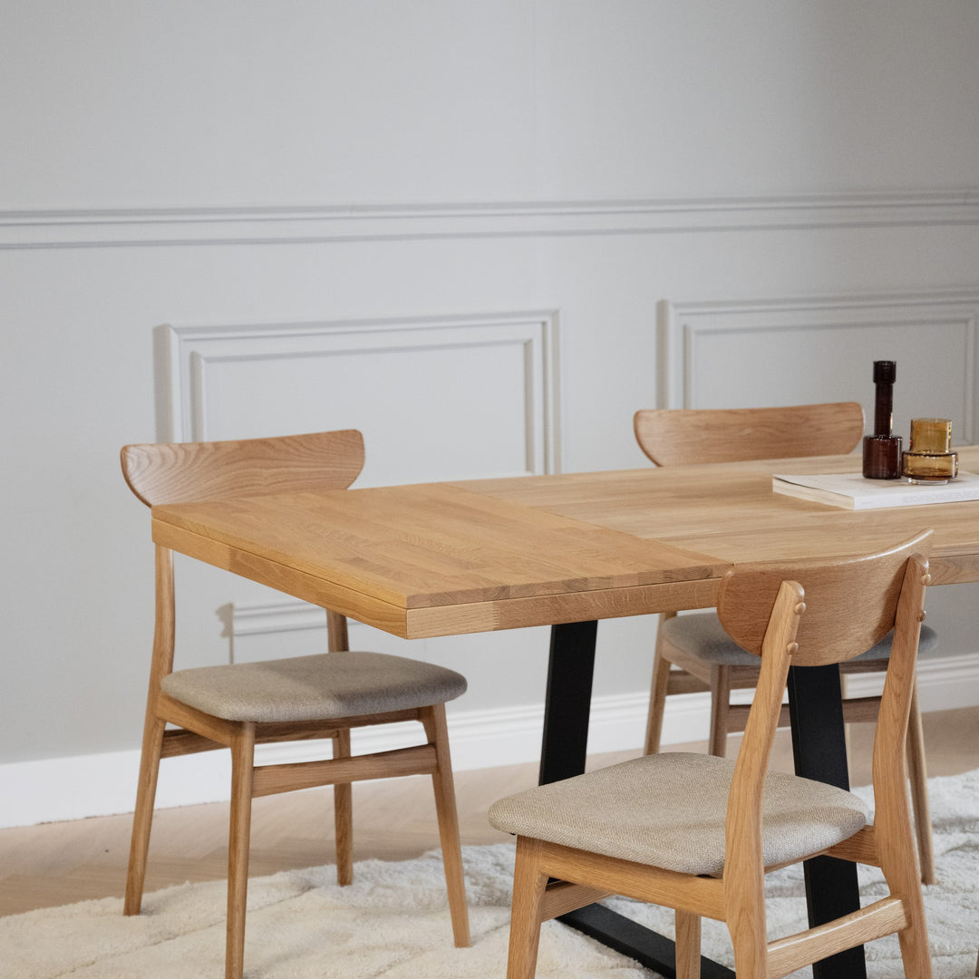 Rowico Rodham spisestoler i eik med gråbeige sete ved eikebord med sorte ben og tilleggsplate, panelvegg