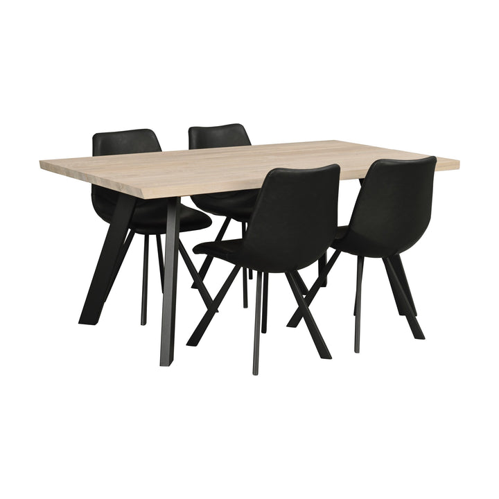 Rowico Auburn spisestol i sort kunstskinn ved lyst eikebord, sorte metallben