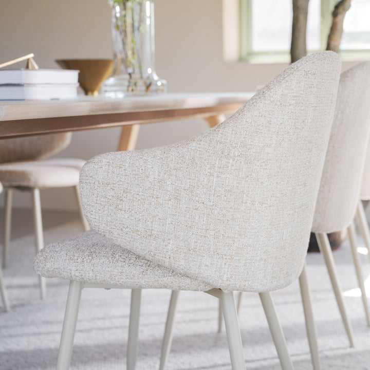 Rowico Drake spisestoler i beige bouclé ved lyst eikebord i spiserom