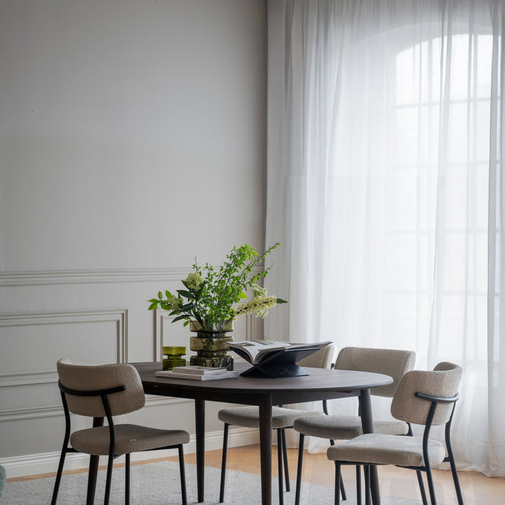 Rowico Herbster spisestol i beige bouclé med sorte metallben i lyst elegant spiserom