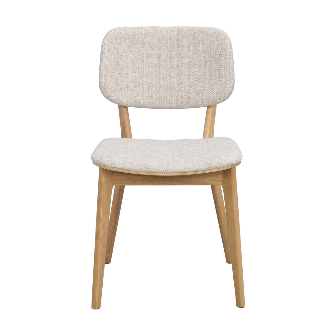 Rowico Barrett spisestol i lys beige stoff med naturlige eikeben, sett forfra