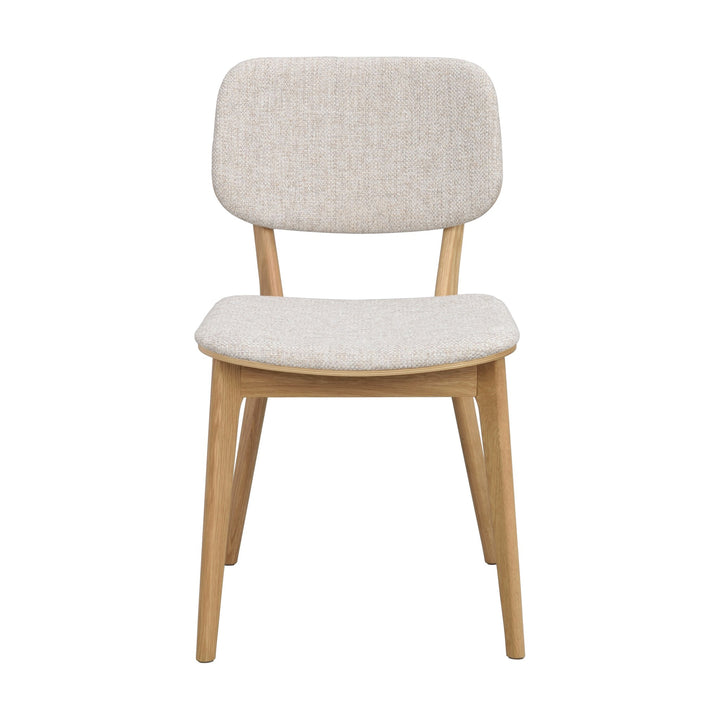 Rowico Barrett spisestol i lys beige stoff med naturlige eikeben, sett forfra