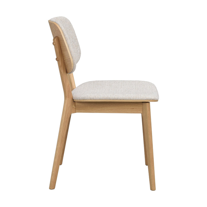 Rowico Barrett spisestol i lys beige stoff med naturlige eikeben, sett fra siden