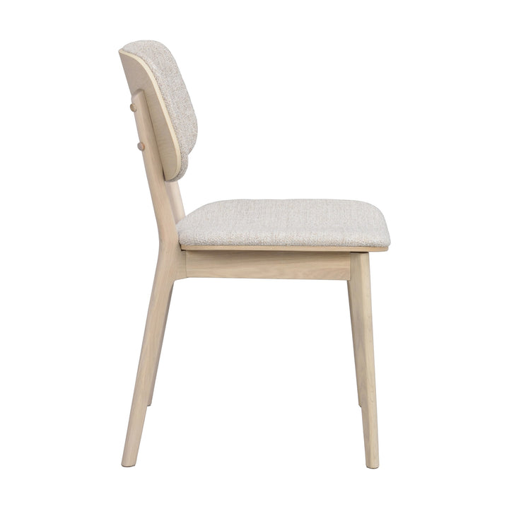 Rowico Barrett spisestol i lys beige stoff med hvitpigmenterte eikeben, sett fra siden