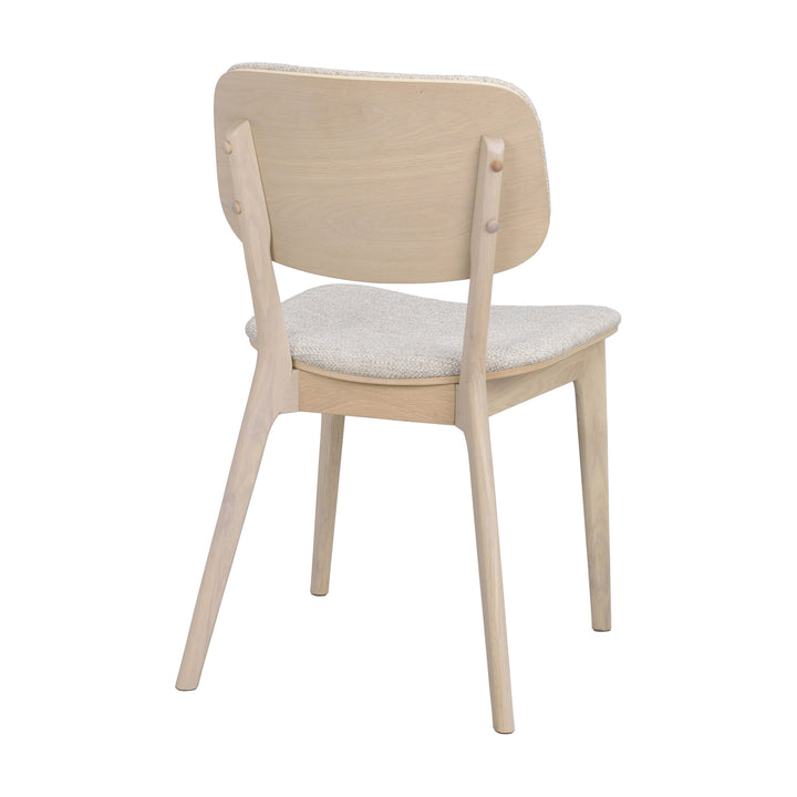 Rowico Barrett spisestol i lys beige stoff med hvitpigmenterte eikeben, sett bakfra