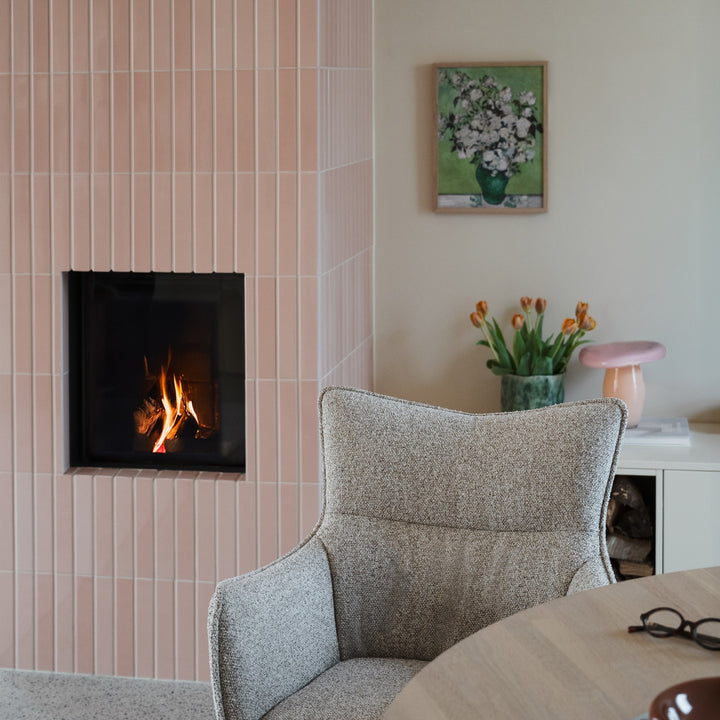Rowico Fresco spisestol i gråmelert bouclé ved rosa flislagt peis med tulipaner