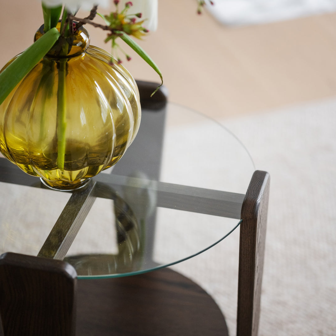 Rowico Arran sofabord i mørk brun eik, nærbilde av glassplate med gul glassvase og blomster