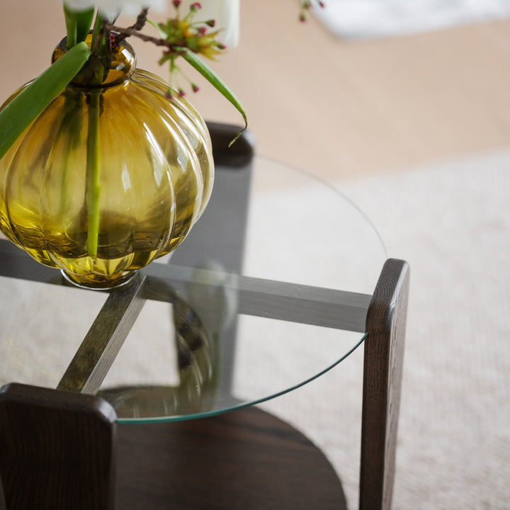 Rowico Arran sofabord i mørk brun eik, nærbilde av glassplate med gul glassvase og blomster