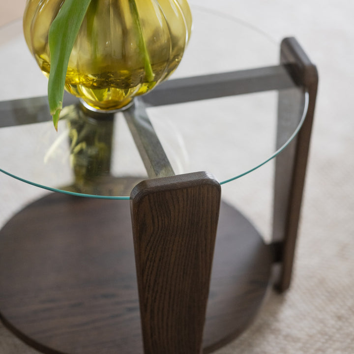 Rowico Arran sofabord, nærbilde av glassplate og mørkt eikben med gul glassvase på beige teppe
