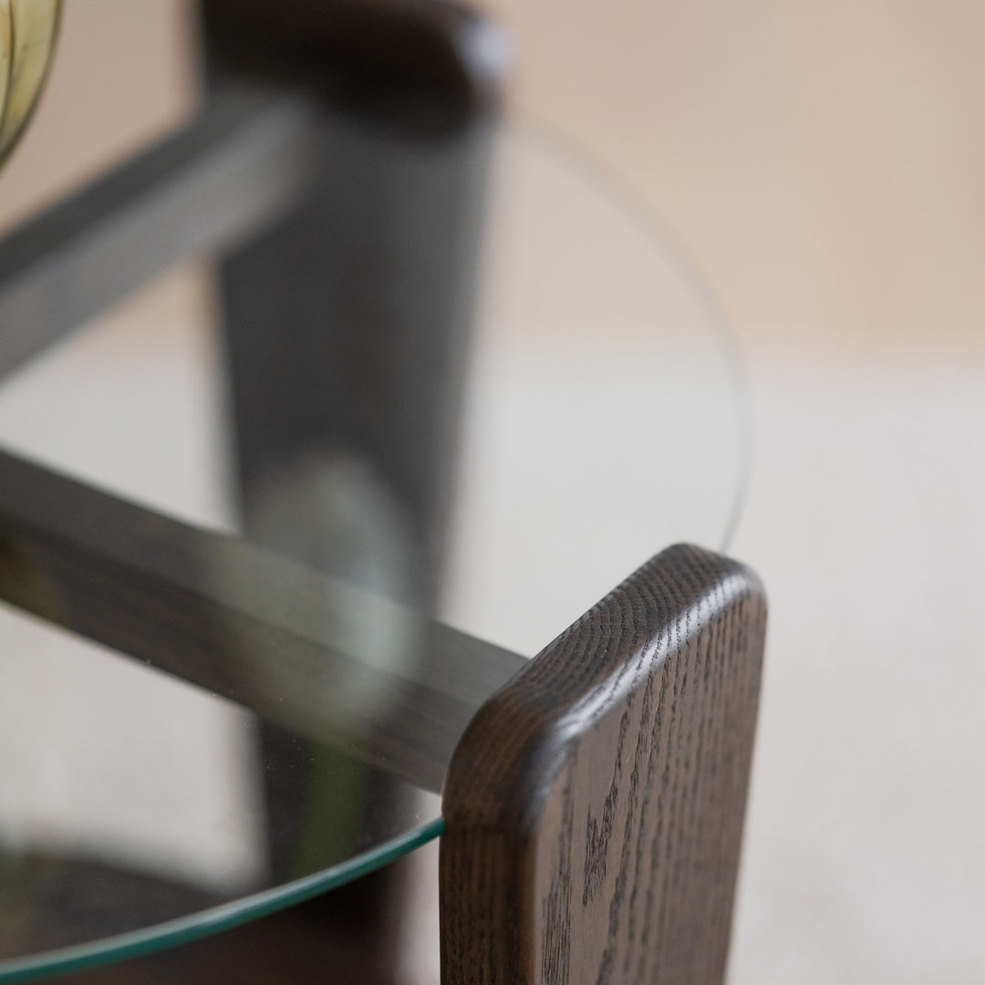 Rowico Arran sofabord, detalj av avrundet mørkt eikben og glasskant