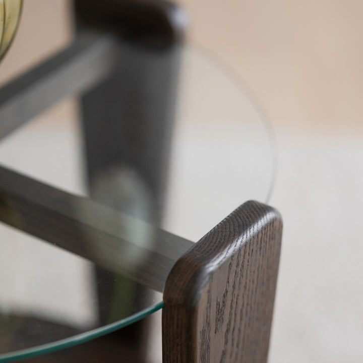 Rowico Arran sofabord, detalj av avrundet mørkt eikben og glasskant