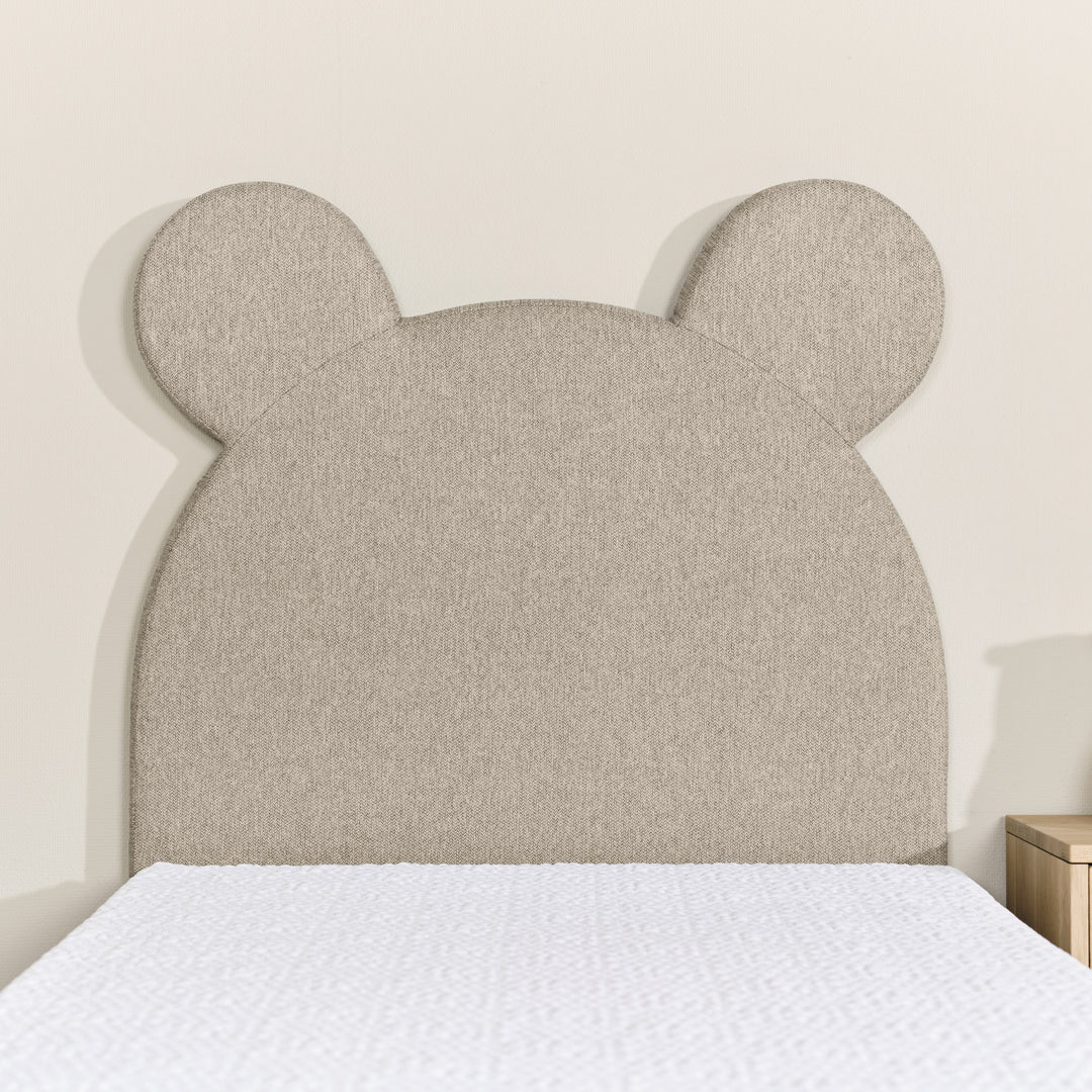 Asleep Teddy sengegavl i beige med søte bjørneører over barneseng med hvit madrass, sett forfra