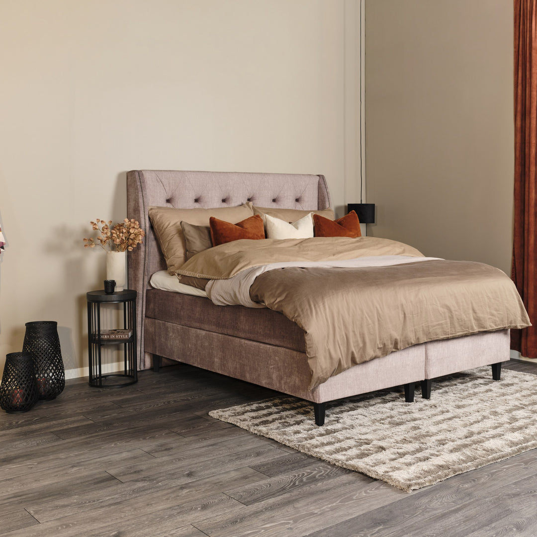 Asleep Bellamy kontinentalseng i beige stoff med knappet gavl, rustfargede puter og lykter