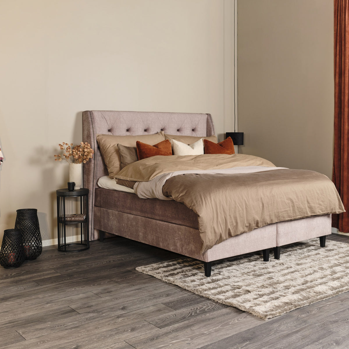 Asleep Bellamy kontinentalseng i beige stoff med knappet gavl, rustfargede puter og lykter