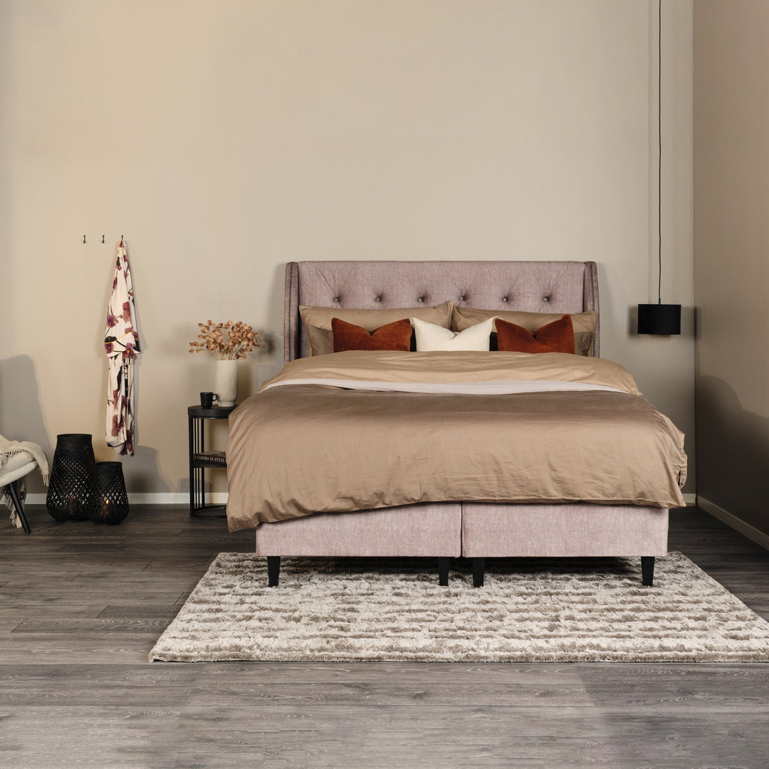 Asleep Bellamy kontinentalseng i rosa stoff med beige sengetøy og rustrøde puter i soverom
