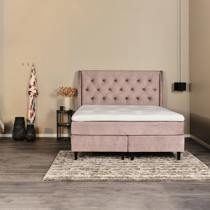 Asleep Bellamy kontinentalseng i rosa stoff med høy knappet gavl i beige soverom