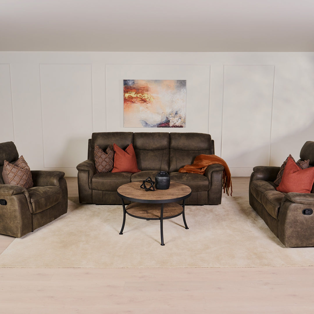 Manila sofabord i rustikk tre med sort metallramme i stue med brune lenestoler og sofa